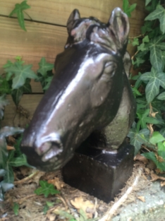 1 paard gietijzer hoofd, in roest-optica zwart