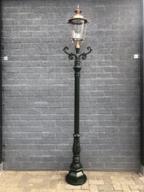 Buitenlamp, lantaarn met keramische fitting en glas, gegoten aluminium paal, groen, met koperen ronde kap, hoog 240 cm.