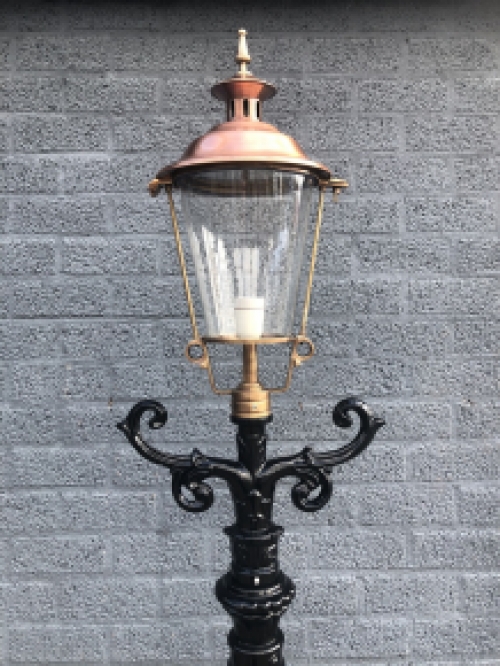 Buitenlamp, lantaarn met keramische fitting en glas, gegoten aluminium paal, zwart, met koperen ronde kap, hoog 240 cm