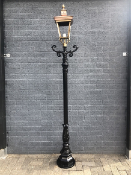 Buitenlamp, lantaarn met keramische fitting en glas, gegoten aluminium paal, zwart, met koperen ronde kap, hoog 240 cm