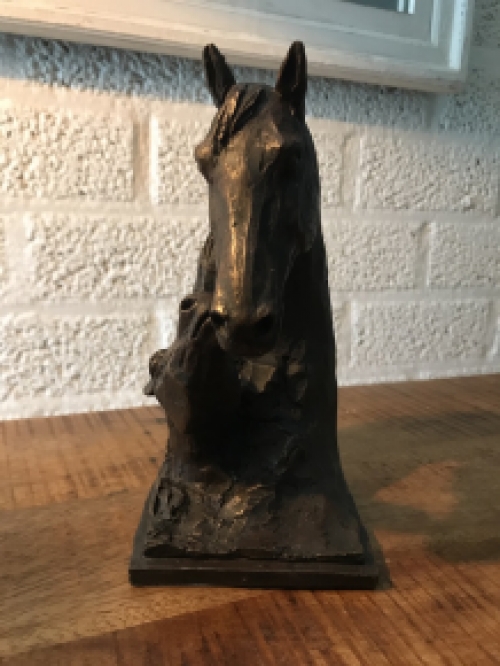 Beeld-merrie met veulen, boekensteun paarden, paardenbeeld in bronzen optiek