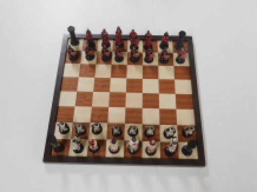 Mooi schaakspel met het thema: ''CRUSADE Red VS White', bijzonder schaakspel!