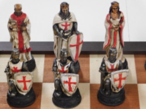 Mooi schaakspel met het thema: ''CRUSADE Red VS White', bijzonder schaakspel!