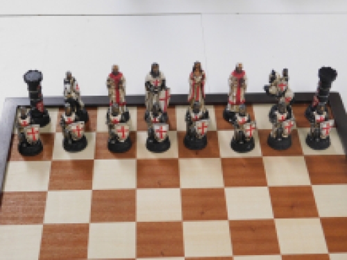 Mooi schaakspel met het thema: ''CRUSADE Red VS White', bijzonder schaakspel!