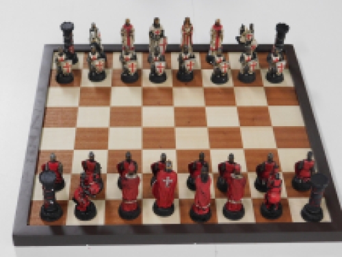 Mooi schaakspel met het thema: ''CRUSADE Red VS White', bijzonder schaakspel!