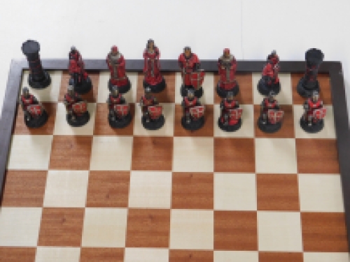 Mooi schaakspel met het thema: ''CRUSADE Red VS White', bijzonder schaakspel!