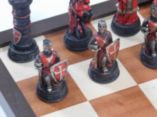 Mooi schaakspel met het thema: ''CRUSADE Red VS White', bijzonder schaakspel!