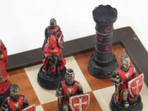 Mooi schaakspel met het thema: ''CRUSADE Red VS White', bijzonder schaakspel!
