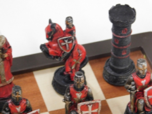 Mooi schaakspel met het thema: ''CRUSADE Red VS White', bijzonder schaakspel!