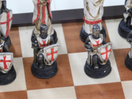Mooi schaakspel met het thema: ''CRUSADE Red VS White', bijzonder schaakspel!