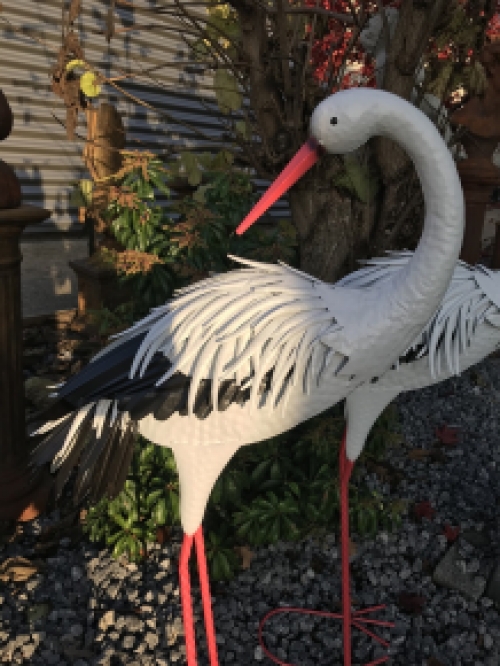 Schöner Satz von Gartenstatuen, Metallstörche in Farbe