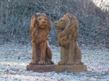 Schöner sitzender Löwe, Polystone, schöne Statue, Blick nach rechts, oxid