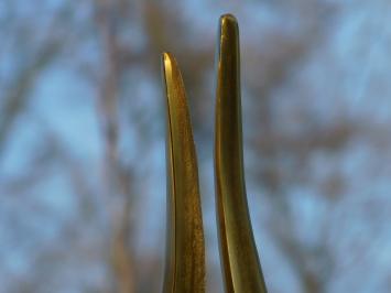 Set van twee grote abstracte beelden - alu messing op voet van graniet