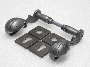 Set Türgriffe Vienna + Türgriff- und Schlossrosetten, quadratisch – Gusseisen, verzinkt