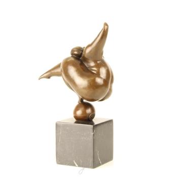 Een bronzen beeld/sculptuur van een dansende, naakte vrouw in modernistische stijl