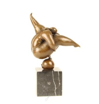 Een bronzen beeld/sculptuur van een dansende, naakte vrouw in modernistische stijl