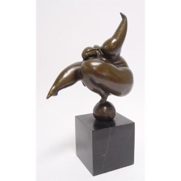 Een bronzen beeld/sculptuur van een dansende, naakte vrouw in modernistische stijl