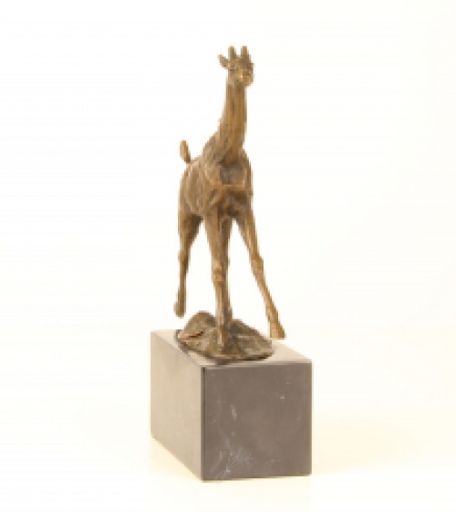 A bronze statue/sculpture of a giraffe