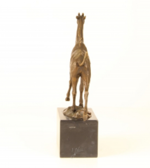 Een bronzen beeld/sculptuur van een giraffe