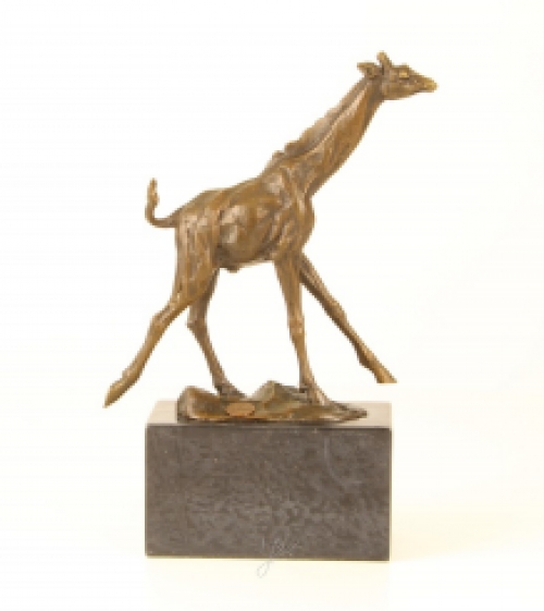 A bronze statue/sculpture of a giraffe