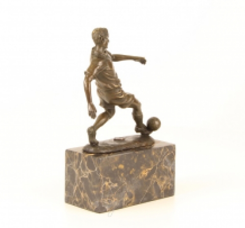 A bronze statue/sculpture of a football player