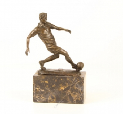 Een bronzen beeld/sculptuur van een voetbal speler