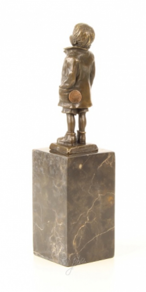 Een bronzen beeld/sculptuur van een kleine jongen