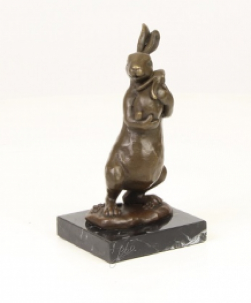 Een bronzen beeld/sculptuur van een konijn met een jong
