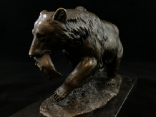 Een bronzen beeld/sculptuur van een grizzly beer