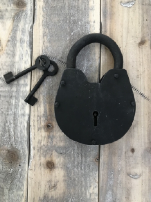Antiek hangslot voor b.v. tuinpoort, kast, meubelslot vergrendeling
