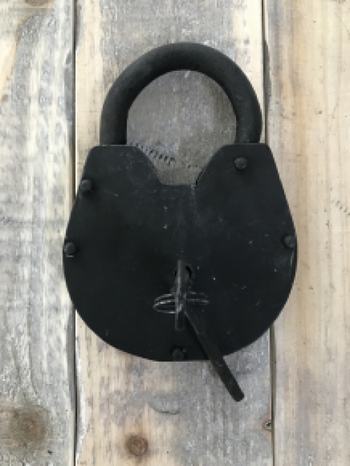 Antiek hangslot voor b.v. tuinpoort, kast, meubelslot vergrendeling