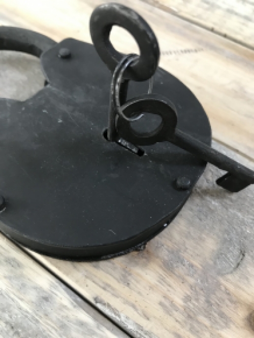 Antiek hangslot voor b.v. tuinpoort, kast, meubelslot vergrendeling