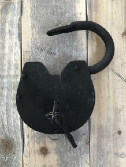 Antiek hangslot voor b.v. tuinpoort, kast, meubelslot vergrendeling
