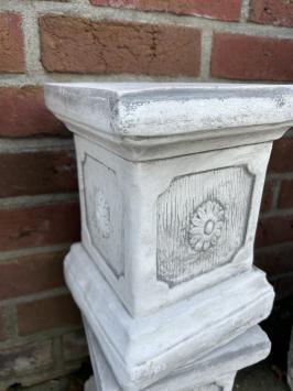 Pedestal Small - 25 cm - Square - Solid Stone