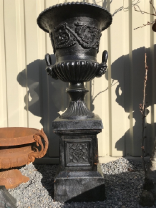 Large cast iron pedestal, black pedestal / column