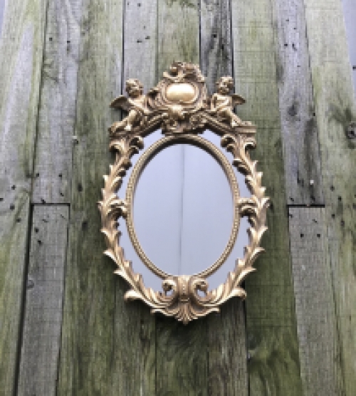 Decoratieve spiegel met 2 engelen zittend op de lijst, heel leuk!