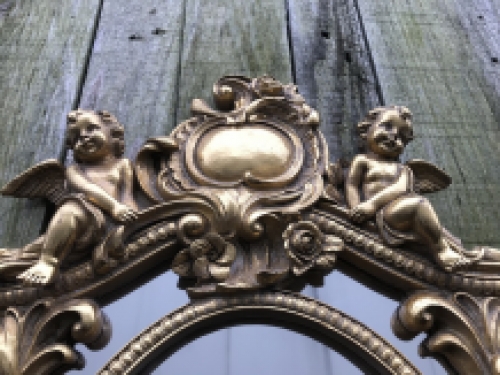 Decoratieve spiegel met 2 engelen zittend op de lijst, heel leuk!