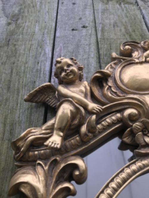 Decoratieve spiegel met 2 engelen zittend op de lijst, heel leuk!