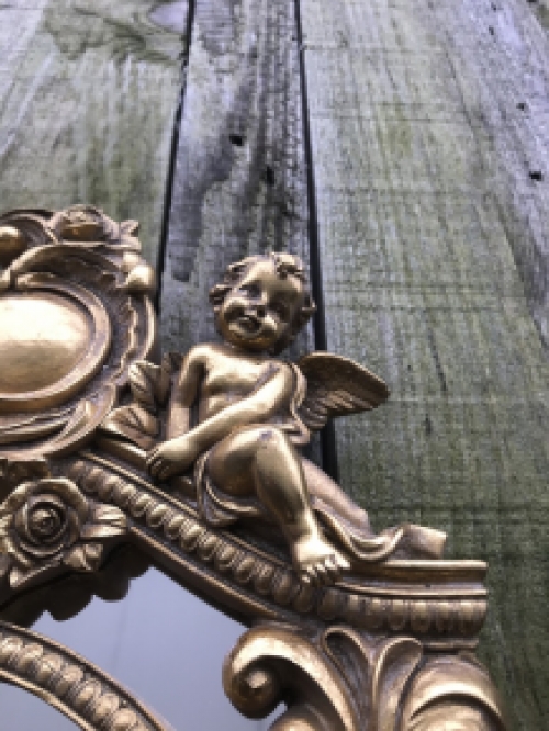 Decoratieve spiegel met 2 engelen zittend op de lijst, heel leuk!