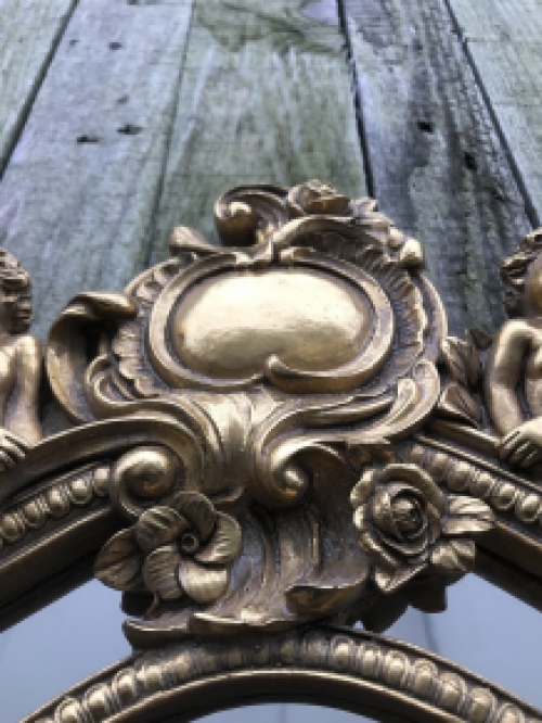 Decoratieve spiegel met 2 engelen zittend op de lijst, heel leuk!