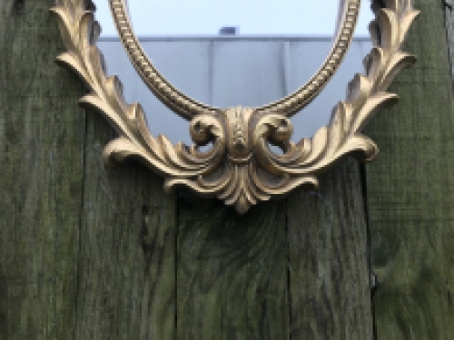 Decoratieve spiegel met 2 engelen zittend op de lijst, heel leuk!