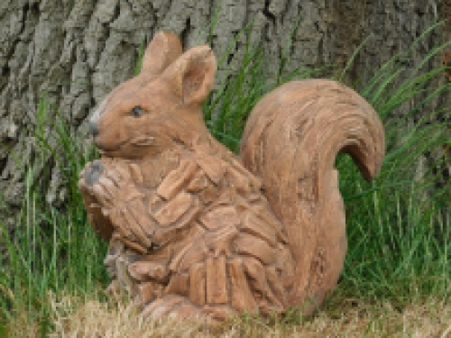 Squirrel XL- woodlook - polystone - weatherproof.