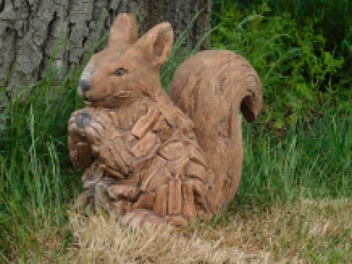 Squirrel XL- woodlook - polystone - weatherproof.