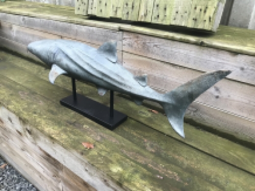 This shark is very special on its stand, beautiful to look at, very decorative!!