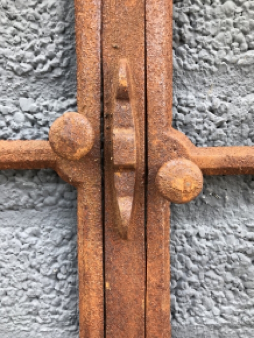 Eisenrahmen - Gitterrahmen, stabiles stabiles Fenster, auch für die Gartenmauer, Fenster für den sonnigen Garten, Gusseisenfenster mit Öffnungsmöglichkeit.