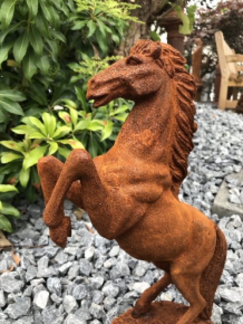 Een mooi beeld van een steigerend paard, gietijzer-rust
