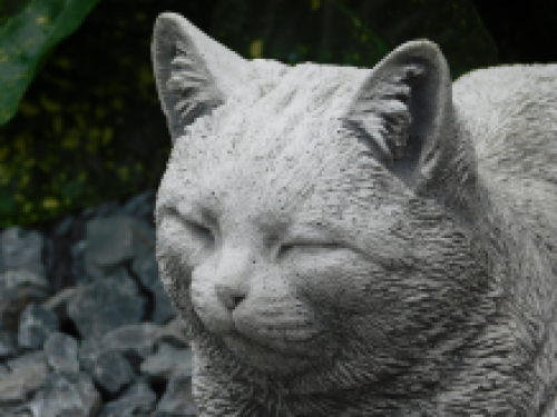 Stenen beeld van een poes / kat, zwaar tuinbeeld