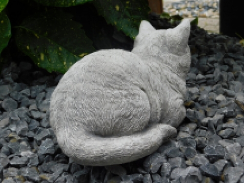 Stenen beeld van een poes / kat, zwaar tuinbeeld