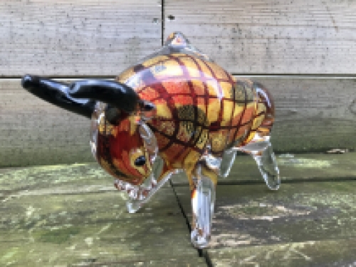 Mooi beeld van een  stier van vol glas, prachtig in kleur!!