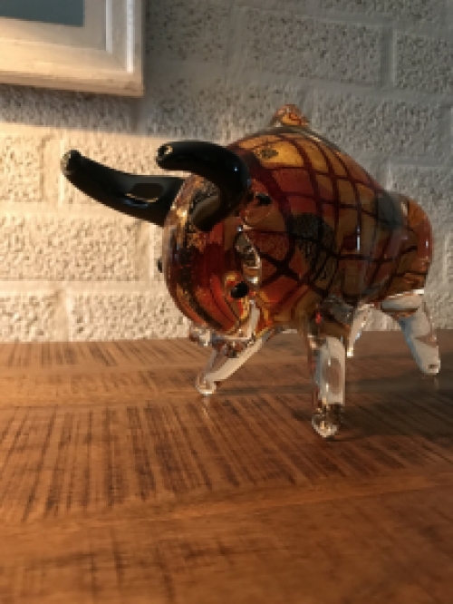 Mooi beeld van een  stier van vol glas, prachtig in kleur!!